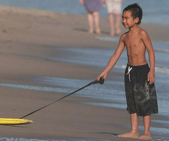 
Cậu bé rắn rỏi khi chơi lướt sóng ở Malibu.
