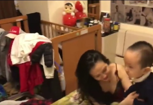 Trong clip mới chia sẻ gần đây, Tuấn Hưng tiết lộ phòng ngủ của anh và bà xã Hương Baby. Căn phòng nhiều đồ đạc và cũng khá bừa bộn.