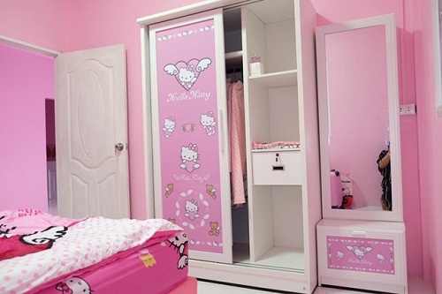 Không gian dễ thương của phòng ngủ “ngập tràn” hình chú mèo Kitty, được thiết kế xen kẽ màu trắng hài hòa.