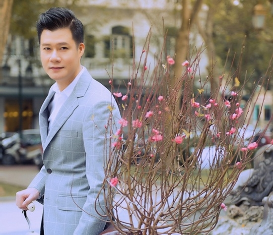 Quang Dũng sở hữu một phong cách điềm đạm, tinh tế trên sân khấu nhưng khi nhớ lại những ngày đầu đi hát, anh cho biết mình thường phải tập trước gương rất nhiều lần. Không chỉ tập hát mà còn tập các cử chỉ, điệu bộ tay chân như thế nào cho phù hợp. Để có được một phong cách của Quang Dũng như hiện nay thì anh đã phải tập luyện, chuẩn bị rất nhiều.