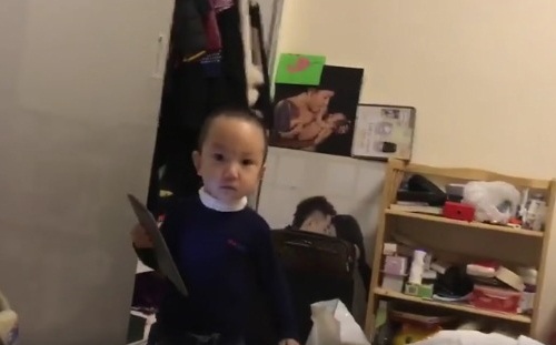 V&igrave; b&eacute; Su H&agrave;o cũng kh&aacute; hiếu động n&ecirc;n chuyện nh&agrave; cửa bừa bộn cũng kh&aacute; thường t&igrave;nh.