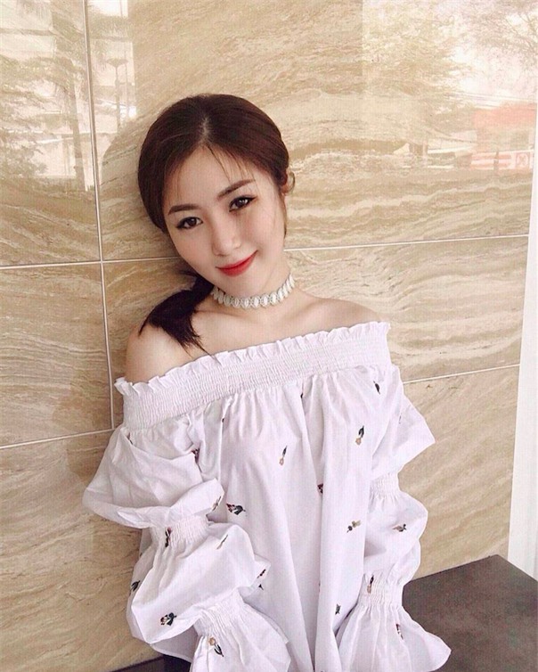 Hương Tràm cứ mong manh và nữ tính thế này hoàn toàn ghi điểm.