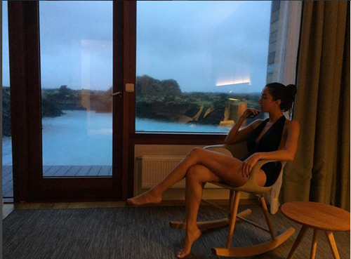 Cô nàng còn đi du lịch khắp nơi trên thế giới, như tắm nước nóng ở Iceland.