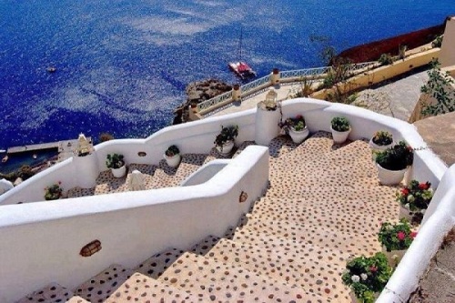 Thiết kế ở Hy Lạp này có lẽ là những bậc thang êm ái nhất thế giới với thảm da báo trải dọc từ đầu cho đến cuối thang.