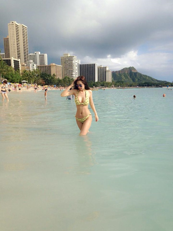 
Mai Phương Thúy không ngần ngại chia sẻ những hình ảnh gợi cảm, nóng bỏng trong bộ đồ bikini “bé xíu” trên bãi biển Hawail.
