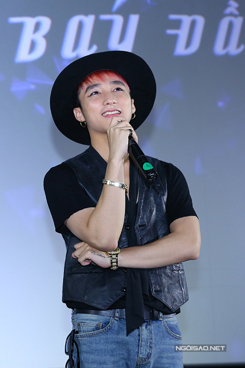 
Tối 15/9/2015, Sơn T&ugrave;ng M-TP tổ chức họp b&aacute;o c&ocirc;ng bố liveshow đầu ti&ecirc;n trong sự nghiệp. Theo th&ocirc;ng b&aacute;o từ ban tổ chức, sự kiện dự kiến diễn ra l&uacute;c 18h nhưng đến gần 20h, nh&acirc;n vật ch&iacute;nh mới xuất hiện. Nam ca sĩ ngượng ng&ugrave;ng v&igrave; đến qu&aacute; muộn v&agrave; n&oacute;i lời xin lỗi kh&aacute;ch mời. Giải th&iacute;ch chuyện n&agrave;y, Sơn T&ugrave;ng cho biết anh đ&atilde; sửa soạn cho buổi họp b&aacute;o từ sớm nhưng v&igrave; trời mưa rất to trong thời gian k&eacute;o d&agrave;i khiến tắc đường n&ecirc;n anh mới kh&ocirc;ng đến kịp.
