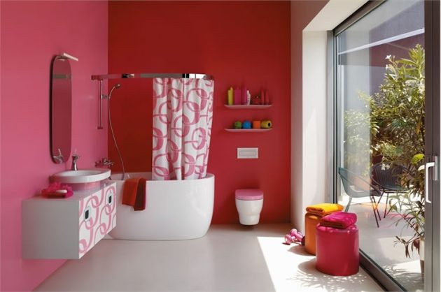 12. Phòng tắm nhỏ xinh và ấm áp hơn hẳn với màu hồng là chủ đạo. Nền nhà và bồn tắm với sắc trắng tinh khôi là đủ để bạn yên tâm với sự sạch sẽ của không gian này.