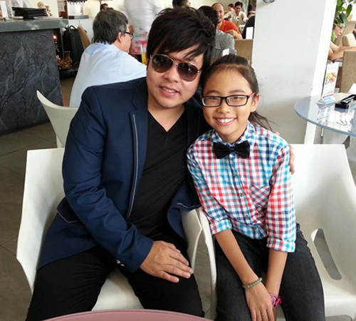 
Quang Lê nhận Phương Mỹ Chi làm con nuôi sau thành công của cô bé hát dân ca trên The Voice Kids 2013.
