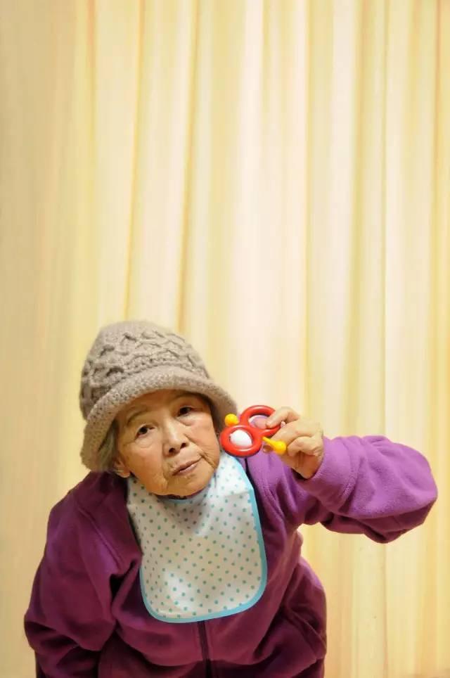 Bà tự hóa thân thành nhiều nhân vật và chụp những bức ảnh đáng yêu. (Ảnh: Sohu)Bà tự hóa thân thành nhiều nhân vật và chụp những bức ảnh đáng yêu. (Ảnh: Sohu)