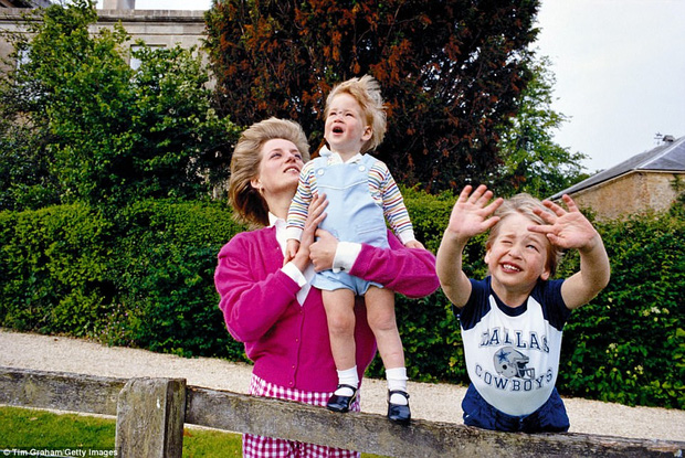 
Ba mẹ con vui vẻ ra đón trực thăng của Thái tử Charles trở về. Ảnh chụp năm 1986.

