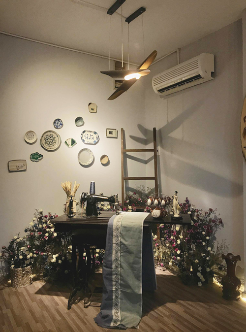 Căn phòng đặc biệt này giống như một phim trường thu nhỏ và sẽ là nơi anh chụp những bộ sưu tập áo dài phù hợp của mình.