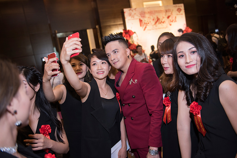 Cao Thái Sơn choáng ngợp trước dàn mỹ nhân của Ruby Natural