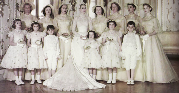 
Bà hoàng Grace và đội phù dâu Grace Kelly và các phù dâu.
