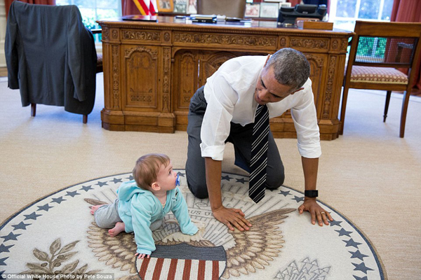 
Ông Obama bò quanh Phòng Bầu dục với con gái của Giám đốc Truyền thông Jen Psaki. Theo Souza, tổng thống Mỹ thường đề nghị các nhân viên cấp dưới đưa con cái họ tới Nhà Trắng.
