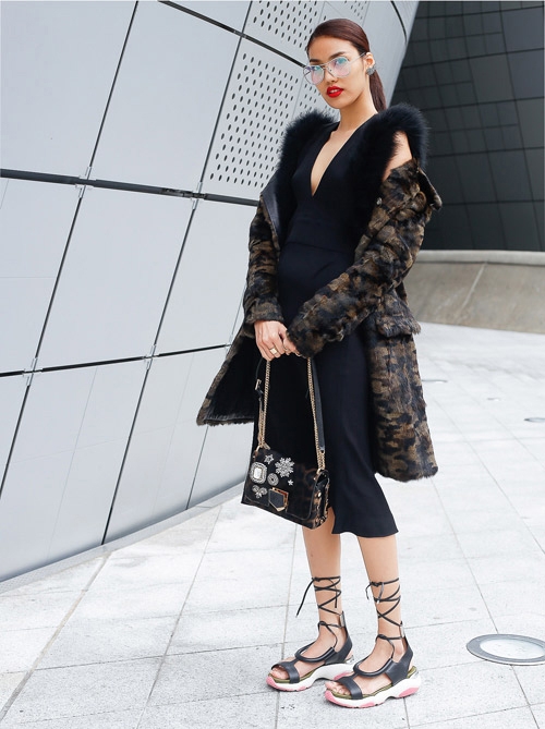
Lan Khuê chất lừ tại Tuần lễ thời trang Seoul. Cô chọn váy hiệu Salvatore Ferragamo, áo khoác Versus Versace, giày Salvatore Feragamo, túi Jimmy Choo và mắt kính Chanel.
