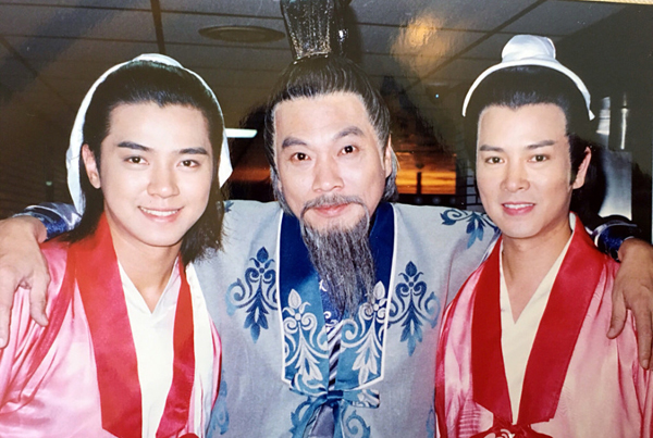 
Ngôi sao Hong Kong Ngô Mạnh Đạt (giữa) vào vai thầy giáo của Sơn Bá, Anh Đài. Trước khi đến với bộ phim này, ông đã rất nổi tiếng với hàng loạt phim của Châu Tinh Trì.
