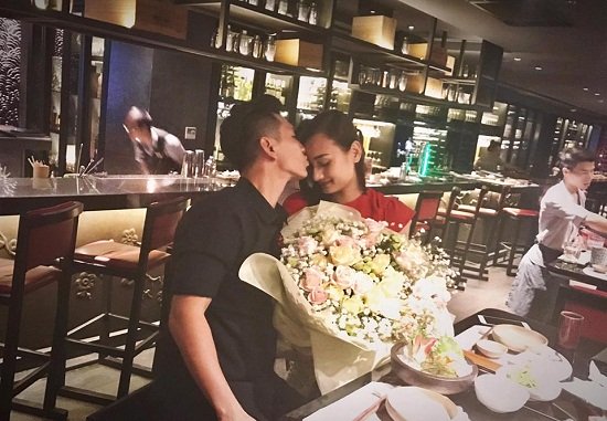 
Vợ chồng người mẫu Lê Thúy khiến fan ghen tỵ với khoảnh khắc lãng mạn, ngọt ngào ngày Valentine.
