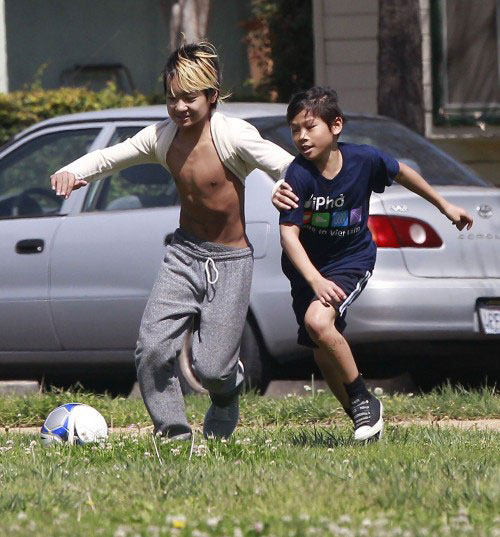 
Maddox và Pax Thiên say sưa chơi đá bóng ở gần nhà, tháng 3/2013. Một thời gian dài, Maddox để mốt tóc highlight và được bình chọn là một trong những nhóc tỳ sành điệu nhất Hollywood.
