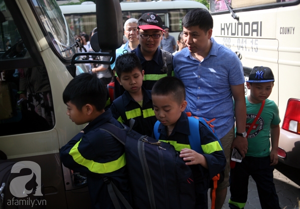 Khoảng 10h, 4 chuyến xe khách chở 87 trẻ nhỏ lên cơ sở II trường ĐH Phòng cháy chữa cháy