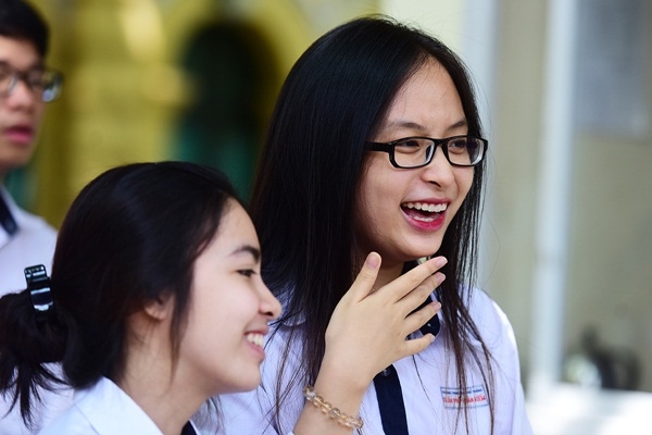 Thí sinh ở điểm thi trường PTTH Nguyễn Trãi, Hà Nội.