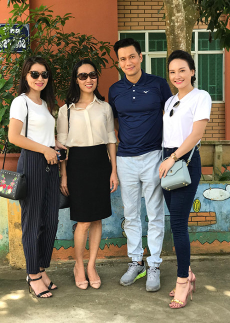 
Bảo Thanh từng cùng Việt Anh đến thăm và tặng quà cho các em nhỏ có hoàn cảnh khó khăn tại một trung tâm nhân dịp ngày 1/6.

