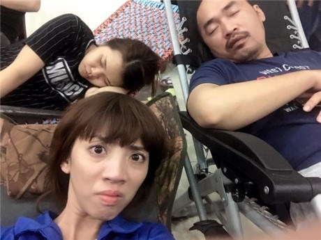 
Hoa hậu hài Thu Trang rất chăm chỉ khoe ảnh chồng nhưng mà là trong trạng thái ngủ như thế này.
