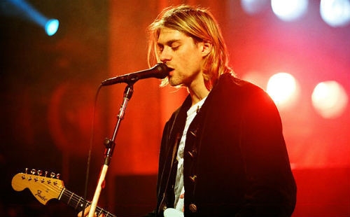 
Kurt Cobain (mất ngày 5/4/1994): Người ta tìm thấy thi thể thủ lĩnh ban nhạc Nirvana tại nhà riêng sau khi anh tự vẫn bằng súng ở tuổi 27. Kurt Cobain để lại lá thư cuối cùng gửi cho một người bạn từ thuở ấu thơ do anh tự tưởng tượng ra - người bạn có tên “Boddah” - rằng mình đã không còn cảm thấy hứng thú với việc nghe nhạc hay sáng tác nhạc nữa. Trước khi tự sát, Cobain đã sử dụng rất nhiều ma túy để giải toả các cơn đau dạ dày. Anh từng có ý định tự vẫn nhiều lần nhưng bất thành.
