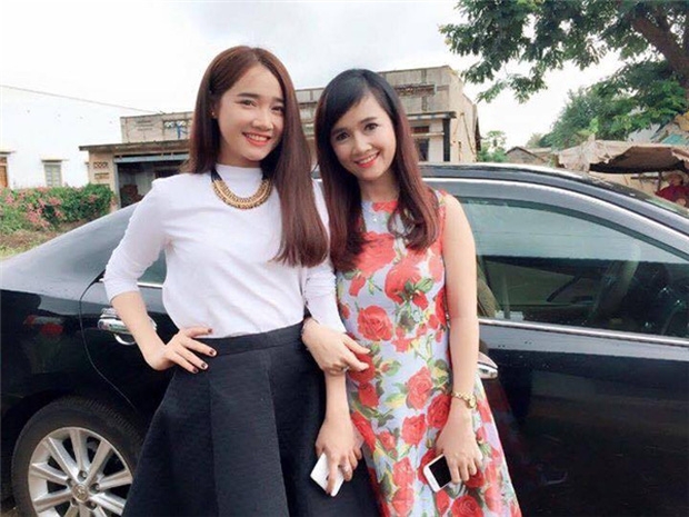 Nha Phuong khoe anh me va chi em gai xinh dep