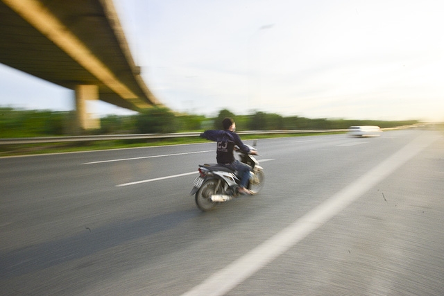 Thanh niên điều khiển xe máy đi ở tốc độ cao.
