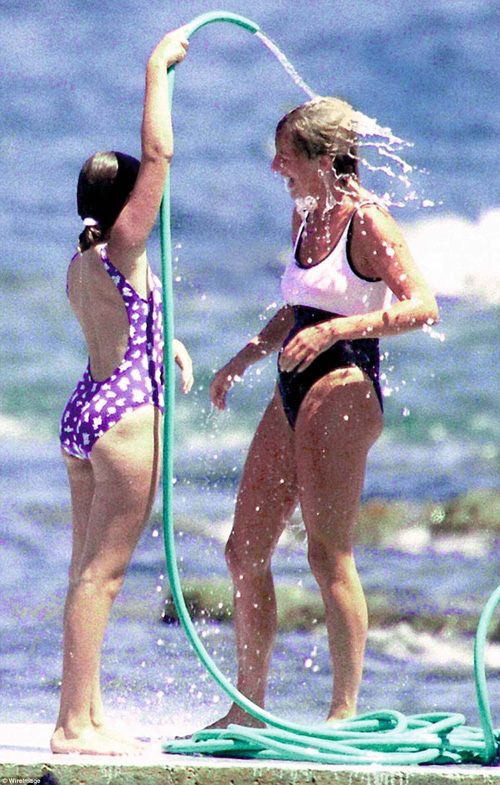 
Diana vui vẻ nô đùa cùng người bạn Camilla Fayed.
