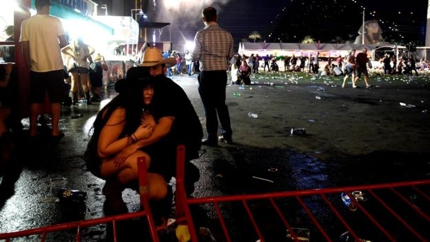 Khu vực xung quanh Mandalay Bay Hotel and Casino tạm thời bị phong tỏa. (Ảnh: Getty)