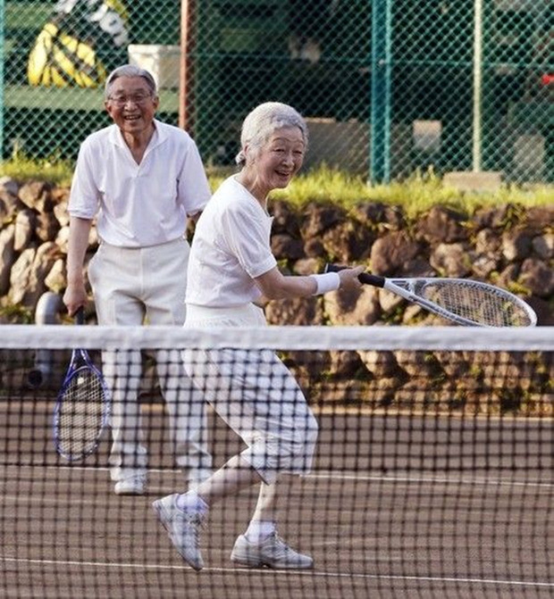 
Dù đã 83 tuổi, nhưng Hoàng hậu Michiko vẫn giữ cho mình thói quen chơi thể thao, nhất là bộ môn quần vợt vì nó là thứ kết nối bà gặp chồng mình đúng 60 năm trước.
