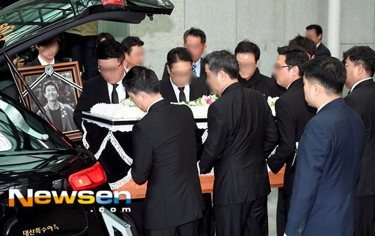 Nam diễn viên Kim Joo Hyuk đã trút hơi thở cuối cùng tại Bệnh viện Konkuk, Seoul (Hàn Quốc), hưởng dương 45 tuổi. Tài tử hạng A xứ Hàn qua đời sau vụ va chạm xe nghiêm trọng vào lúc 16h30, gần sát nhà anh. Chiếc Mercedes SUV do anh điều khiển đã bị lật, hỏng động cơ và có bốc cháy.