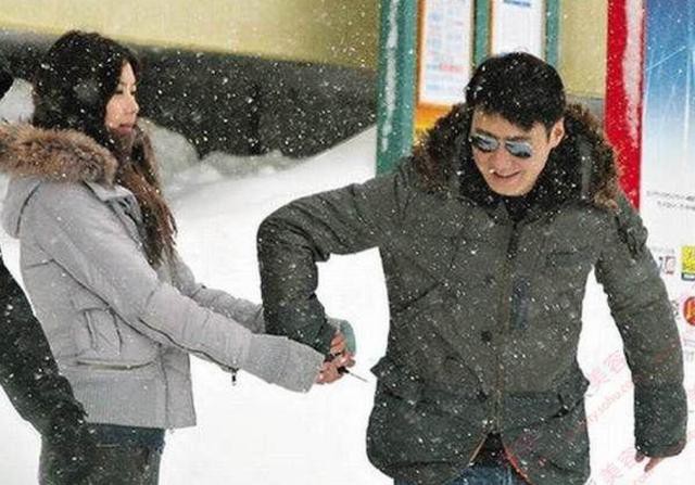 Sau hôn nhân, cả hai như hình với bóng trượt tuyết tại Hokkaido.