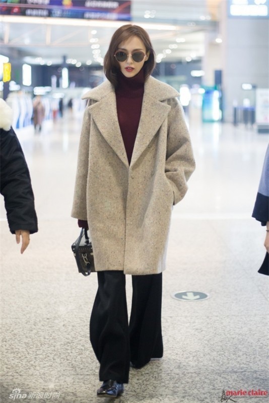 
Cô nàng này trông rất ấm áp với áo len cổ lọ kết hợp cùng quần ống loe và khoác ngoài áo khoác dạ dáng dài màu be.

 

Theo Trí Thức Trẻ
