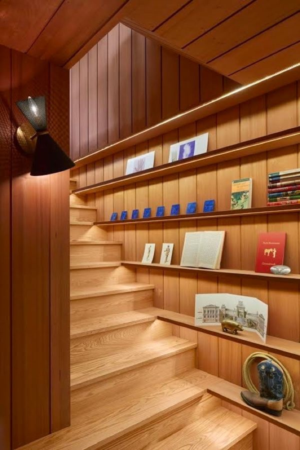 14. Thiết kế cầu thang dính liền và thư viện sách này đem đến cảm giác mộc mạc và vô cùng ấm áp.