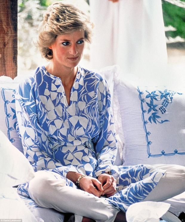 
Công nương Diana tại một bữa ăn ngoài trời tại Ả-rập Xê-út cùng với Thái tử Charles. Đó là vào năm 1986, khi mà thế giới không hay biết nhưng cuộc hôn nhân của họ đang gặp rắc rối lớn.
