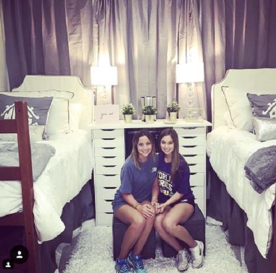 Nếu nghĩ rằng hai cô nàng này đang nghỉ dưỡng trong khách sạn năm sao thì bạn đã lầm rồi, đây chính là phòng ký túc xá sang chảnh của sinh viên Đại học Bang Louisiana.