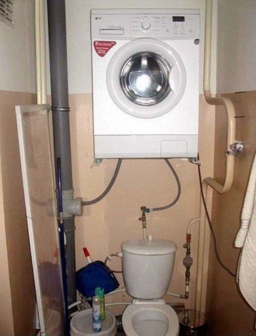 Đúng là tiết kiệm nước thật đấy nhưng ngồi chiếc bồn cầu này thì không biết khi nào vỡ đầu vì máy giặt... rụng!
