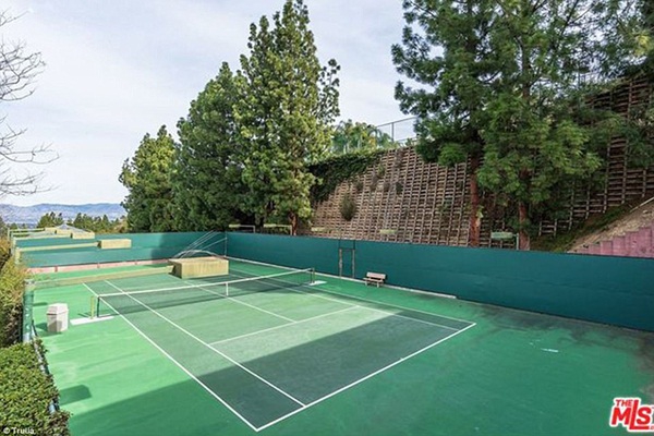 Sân chơi tennis trong vườn.