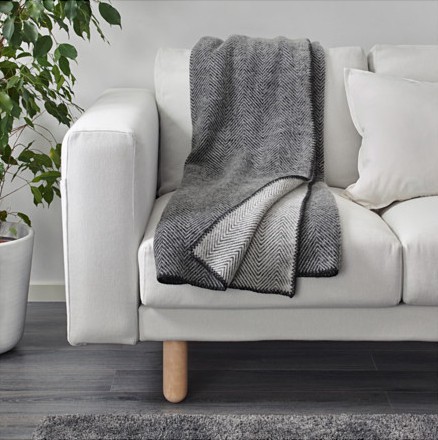 Khăn trải ghế Strimlonn với hoạ tiết xương cá cổ điển và chất liệu len mang tới sự ấm áp cho người dùng trong mùa đông lạnh giá. Để sở hữu sản phẩm IKEA này bạn phải chi tới 50 USD (khoảng 1,138 triệu đồng).