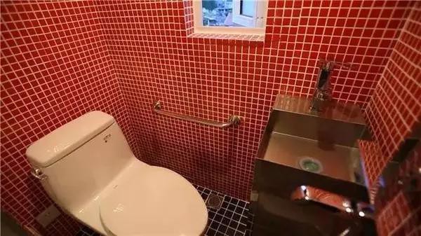 Phòng tắm nhỏ nhưng ấn tượng với gam đỏ và những ô vuông nhỏ.