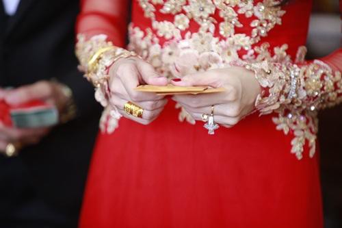 Theo nhiều nguồn thông tin, tổng giá trị những món trang sức nữ ca sĩ được nhận trong đám cưới lên tới gần 2 tỷ đồng.