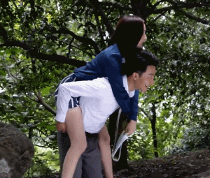 Dân mạng nóng mặt trước những cử chỉ tình tứ của Dương Mịch và bạn diễn nam. (Ảnh: Internet)