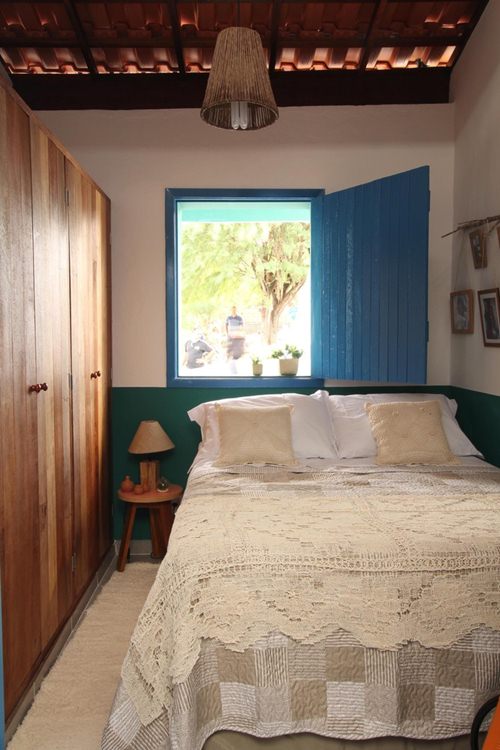 Đồ nội thất trong nhà sử dụng màu trung tính, nhẹ nhàng để tạo cảm giác ấm cúng. Phòng ngủ sử dụng chiếc giường có diện tích lớn nhưng vẫn dành ra lối đi vừa đủ.