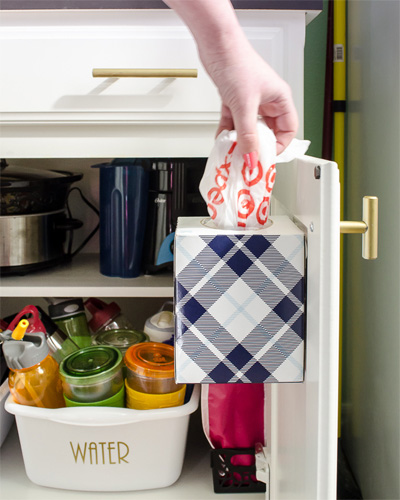 Khi bạn đang chế biến đồ ăn v&agrave; chỉ c&oacute; một tay sạch sẽ để r&uacute;t giấy bạc hay nilon bọc thực phẩm, th&igrave; &yacute; tưởng luồn một thanh trụ v&agrave;o giữa ống giấy bạc rồi treo ch&uacute;ng l&ecirc;n c&aacute;nh tủ thật l&agrave; tuyệt vời phải kh&ocirc;ng?