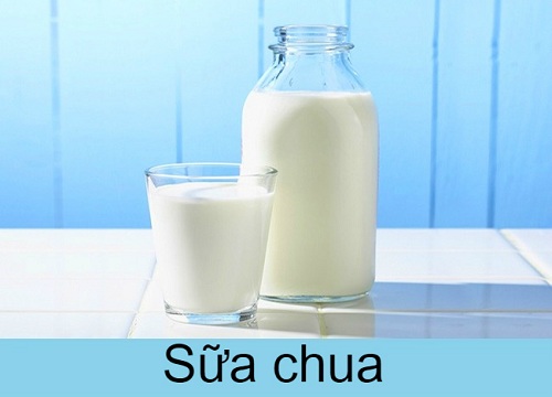 Ngâm quần áo hoặc ga giường vào chậu sữa chua trong khoảng từ 1-2 tiếng. Sau đó, giặt sạch như bình thường. Nếu cảm thấy vẫn chưa đủ sạch, bạn có thể ngâm lại một lần nữa, giặt sạch và phơi khô.