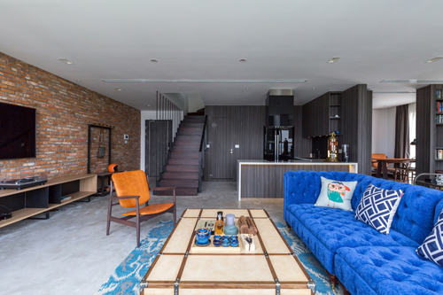 Khu vực nhà bếp với tông màu xám được thiết kế theo phong cách tối giản với ý định tạo ra một khối nền tối cho phòng khách. Nó tương phản với không gian chung được lấp đầy bằng ánh sáng và làm nổi bật hơn các đồ đạc với các đường nét đa dạng.