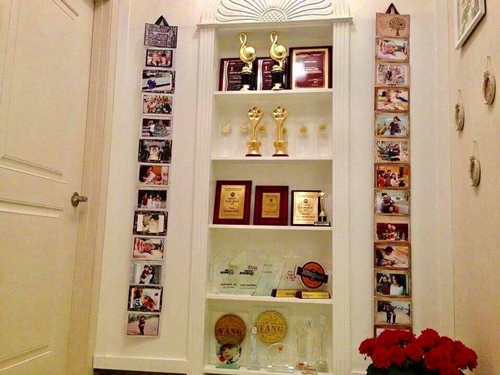
Nơi treo ảnh và các cup vàng đoạt giải của Thanh Thảo trong nhiều năm hoạt động nghệ thuật.
