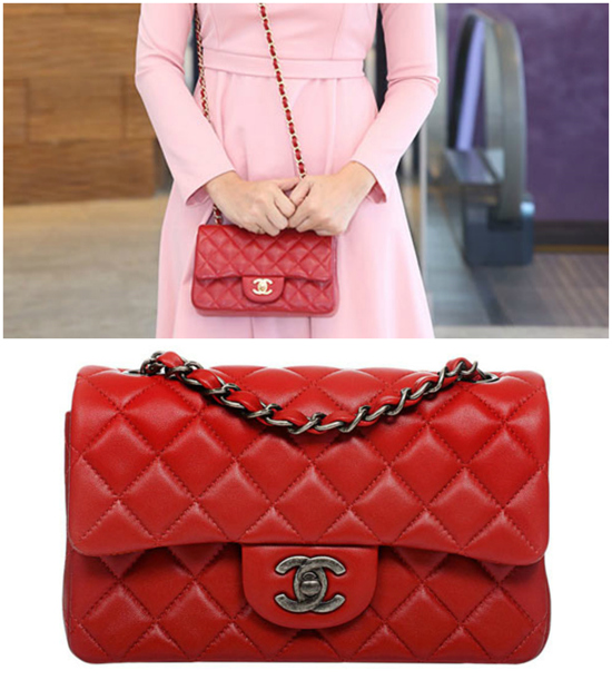 
Giá của chiếc túi Chanel 2.55 đỏ rực mà Hari Won thường đeo khoảng 90 triệu đồng.
